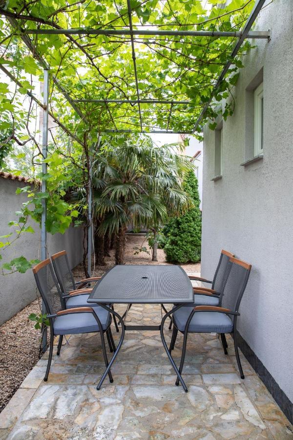 Apartmani Dina Biograd Na Moru Exterior foto
