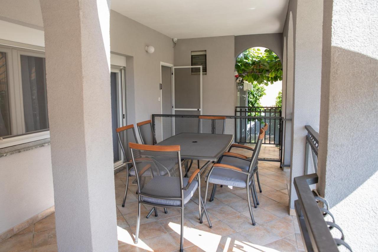 Apartmani Dina Biograd Na Moru Exterior foto